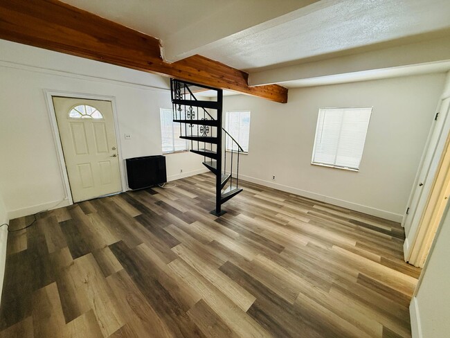 Foto del edificio - 1227 Sierra Blvd