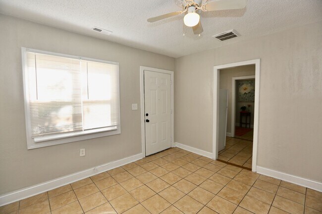 Foto del edificio - Cozy Cottage By The Sea!  3/2 Available 11...