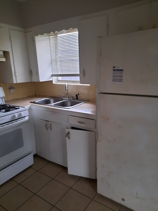 Kitchen - 7705 Claremont Dr
