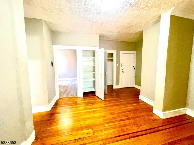 Foto del edificio - 17 Elwood Pl