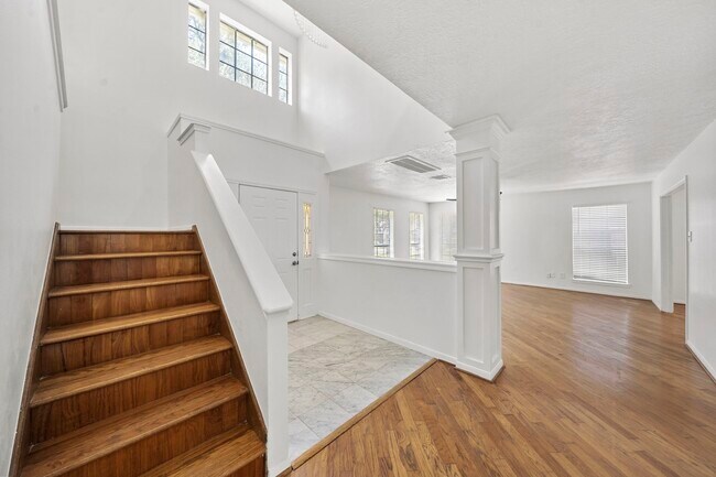 Building Photo - 2406 Parkwood Ln