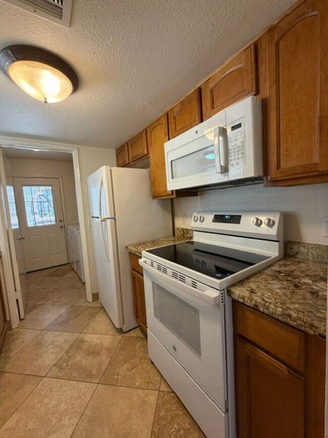 Building Photo - 1015 E Cochise Dr