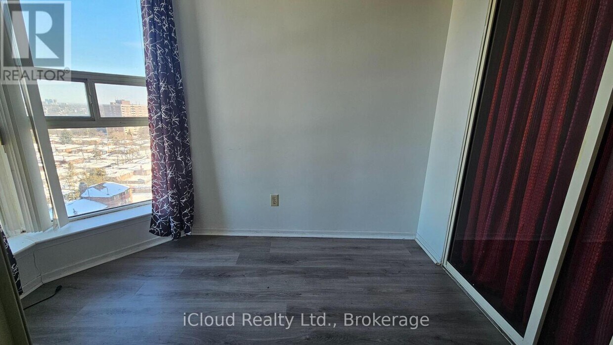 Photo du bâtiment - 2466 Eglinton Ave E