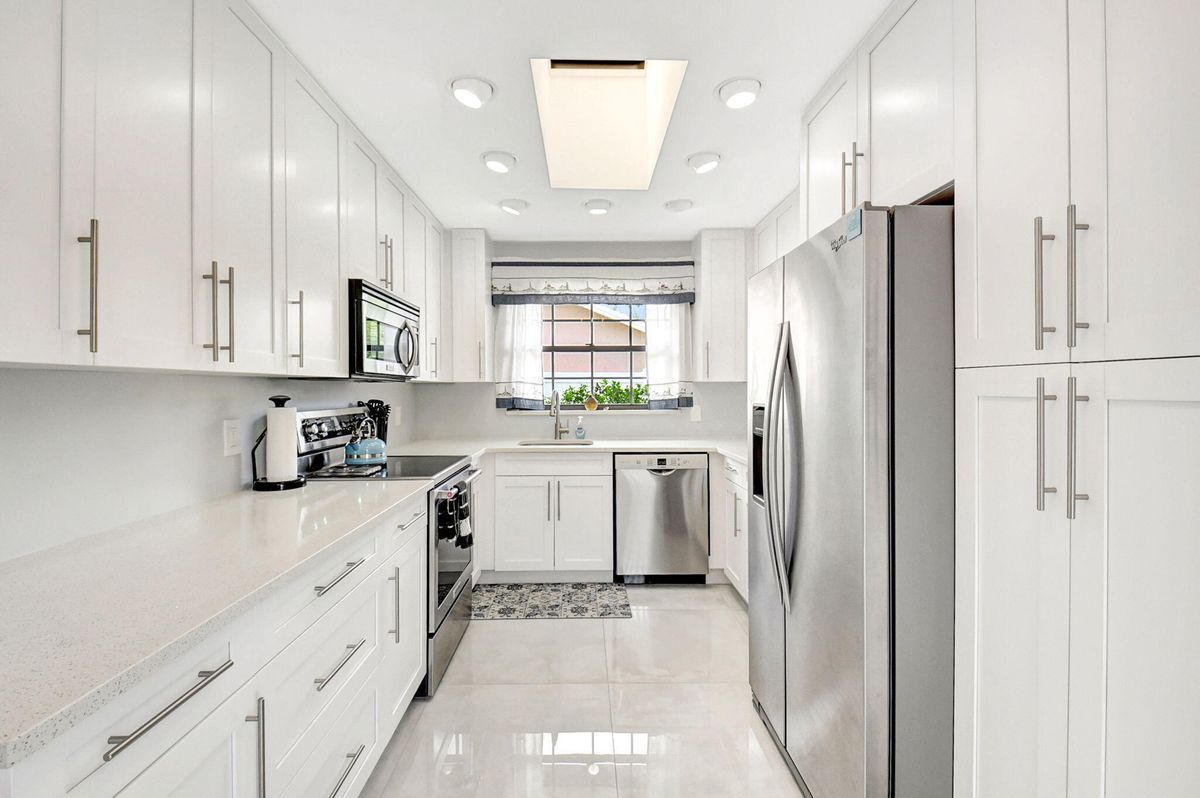 Foto principal - 9311 Longmeadow Cir