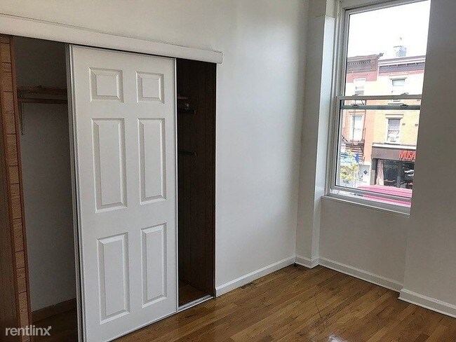 Foto del edificio - 3 br, 1 bath Apartment - 500 Grand Street 2