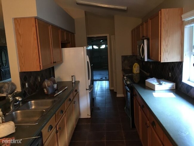 Building Photo - 1810 Greystone Heights Dr