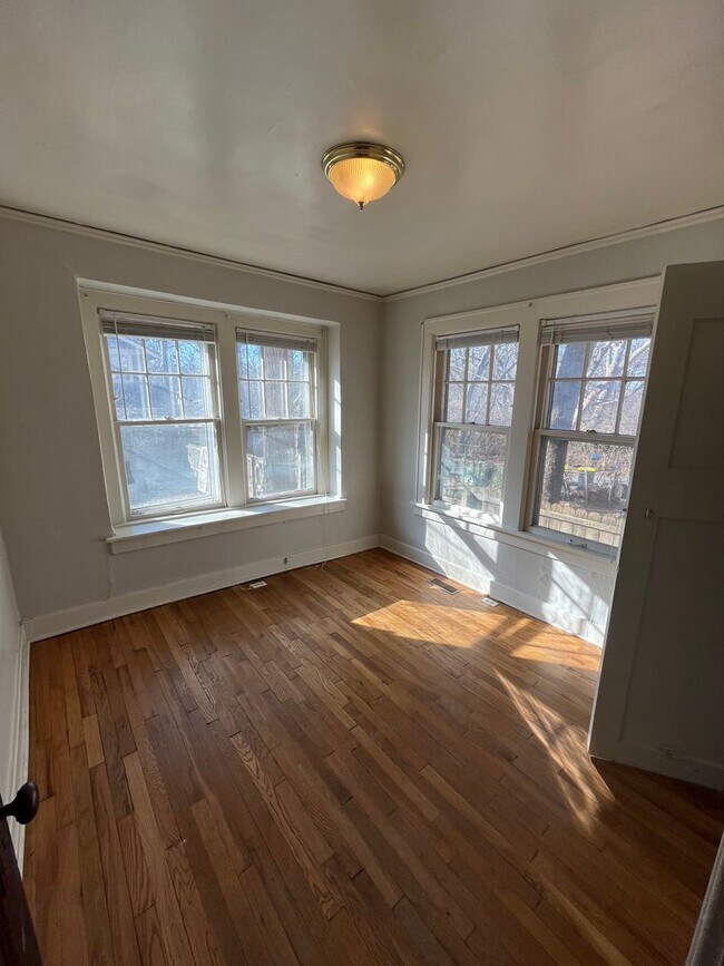 Building Photo - Available Now!! 3 Bed 1 Bath Home near UMK...