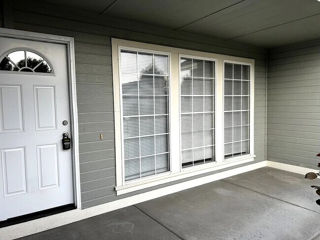 Foto del edificio - 1435 N Inez Pl