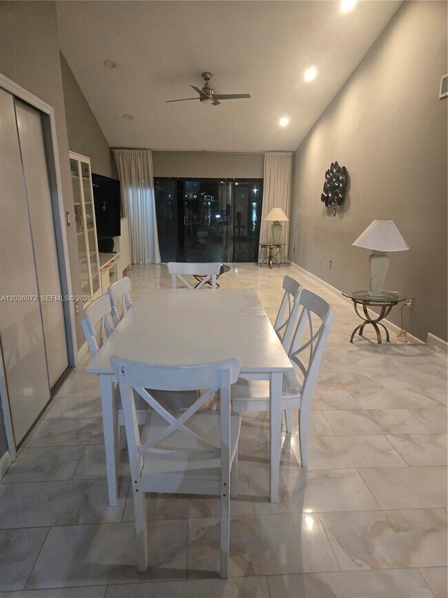 Foto del edificio - 590 NE 199th Terrace
