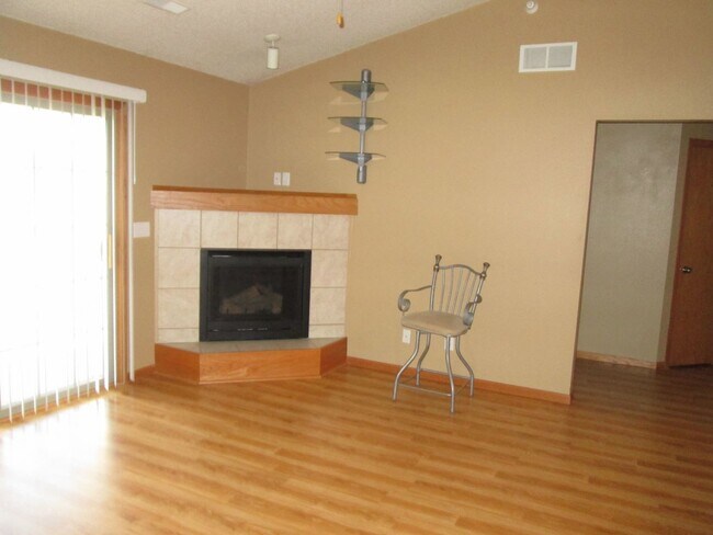 Foto del edificio - AVAILABLE NOW!!! Rent reduced through July...