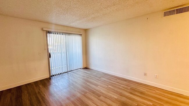 1007 LIVING ROOM - VUE 5325