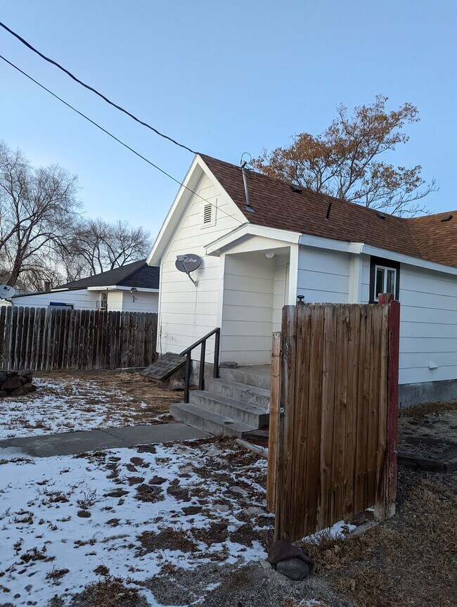 Building Photo - 503 12th Ave N