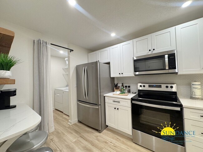 Foto del edificio - Beautifully Renovated Townhome Near the Beach!