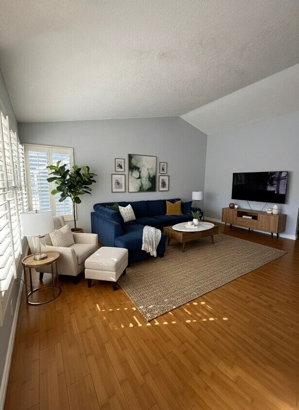 Foto principal - 2 Bedroom 2 bath Condo in Irvine
