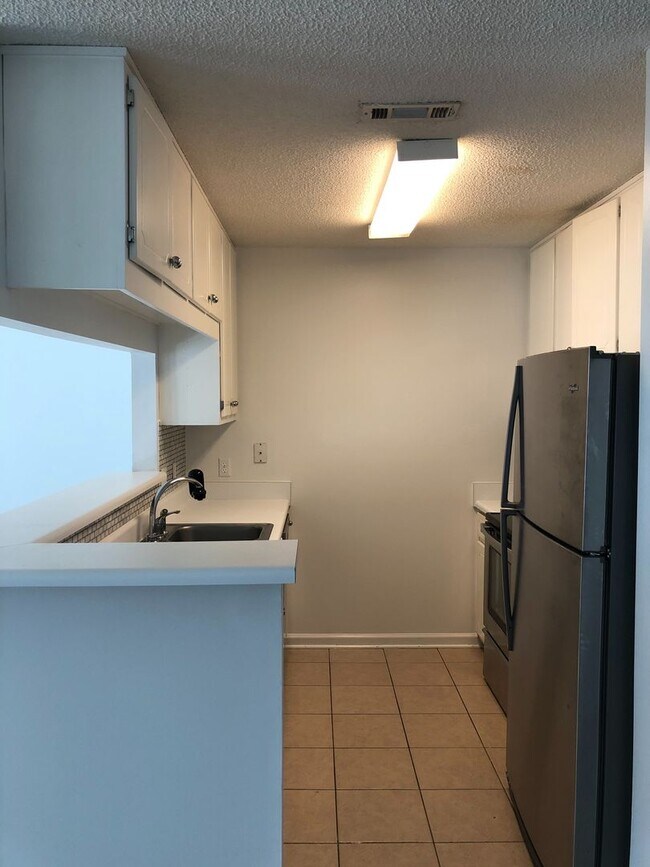 Foto del edificio - Foxhill Commons - Fresh Paint and New Flooring Throughout!!!