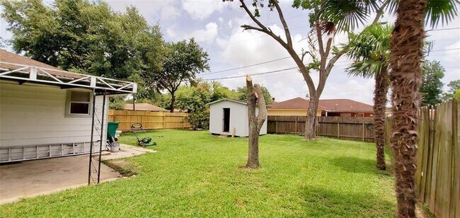Building Photo - 1301 Glenmore Dr