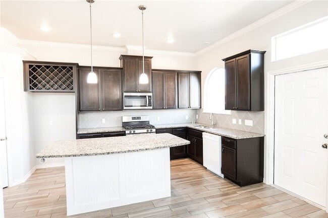 Building Photo - 2101 Spoonbill Dr