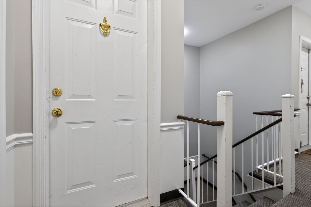 Simply Beautiful, Spacious 2 Bd/1Bth Condo on 50 acres of parklike setting w/ winding paths! - Simply Beautiful, Spacious 2 Bd/1Bth Condo on 50 acres of parklike setting w/ winding paths!