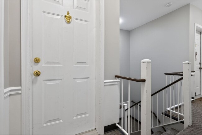 Simply Beautiful, Spacious 2 Bd/1Bth Condo on 50 acres of parklike setting w/ winding paths! - Simply Beautiful, Spacious 2 Bd/1Bth Condo on 50 acres of parklike setting w/ winding paths!