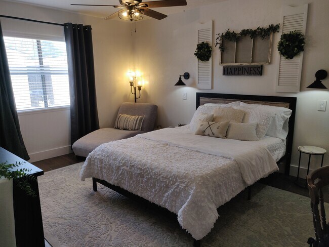 Master queen, walk-in closet, desk/vanity, bathroom - 408 Shadowcrest Ln