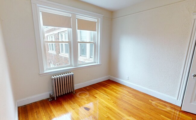 Foto del edificio - 9/1 No Fee! spacious studio w/updated eat in kitchen near B/C/D trains