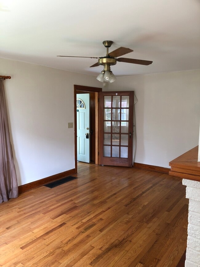 entryway/living room - 3817 W 10th St