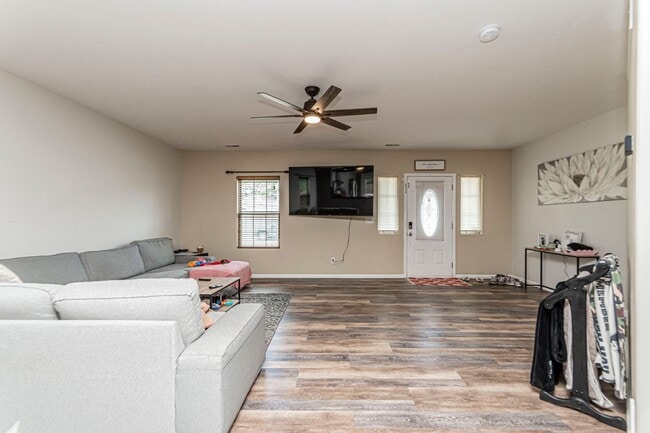 Building Photo - Spacious single family home