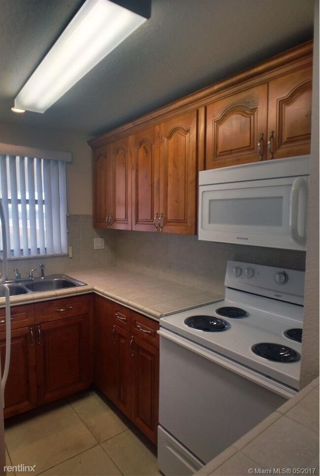 Building Photo - 8860 Fontainebleau Blvd