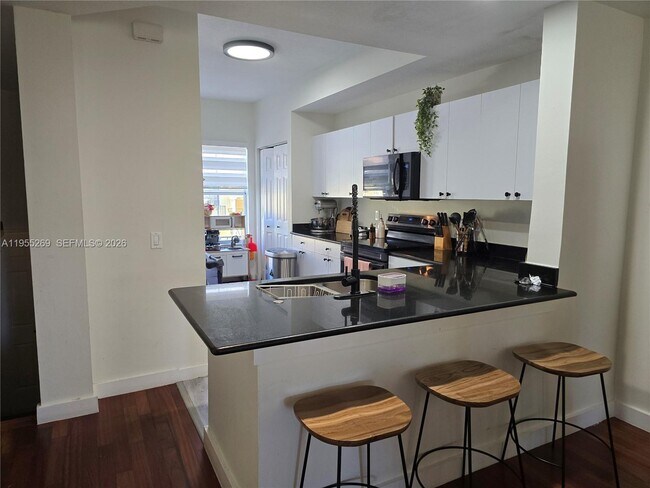 Foto del edificio - 738 NE 90th St