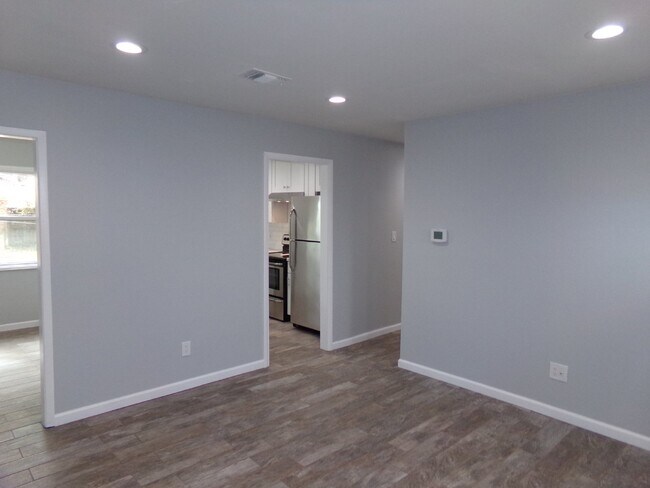 Foto del edificio - Updated Northeast Pensacola 3BR Home with Granite Kitchen, Tile Floors & Garage