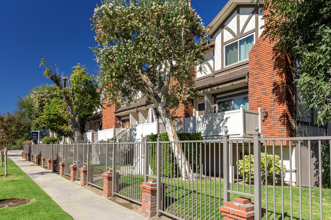 Foto del edificio - Charming Tri-Level Townhome in Van Nuys