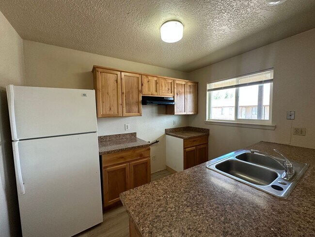 Foto del edificio - Two Bedroom, One Bathroom Apartment availa...