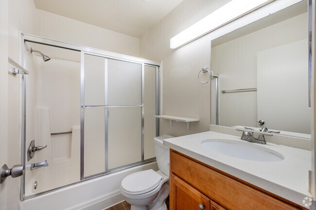 2BD, 2BA - 830SF - Second Bathroom - Veteran Plaza