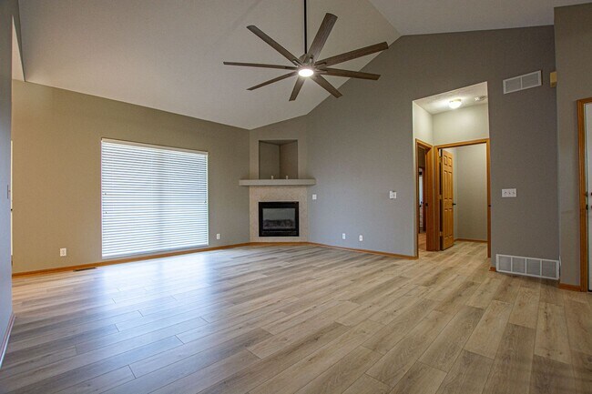 Foto del edificio - 4 Bedroom / 3 Bath Ranch Available For Rent!