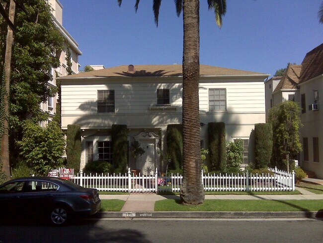 Foto del edificio - 130 S Palm Dr