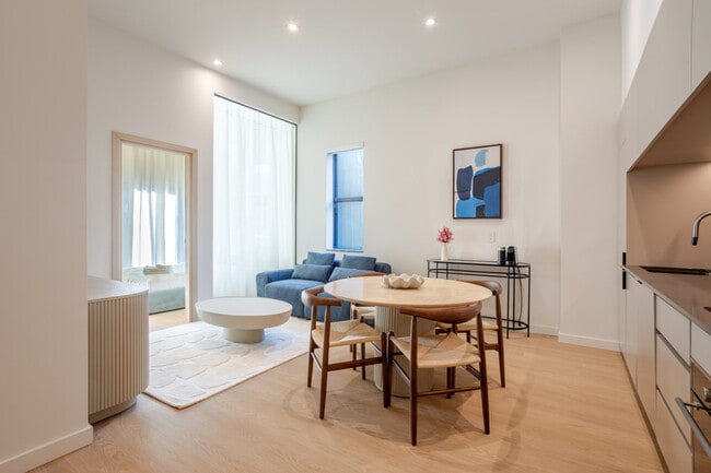Building Photo - 2140 Rue de la Montagne