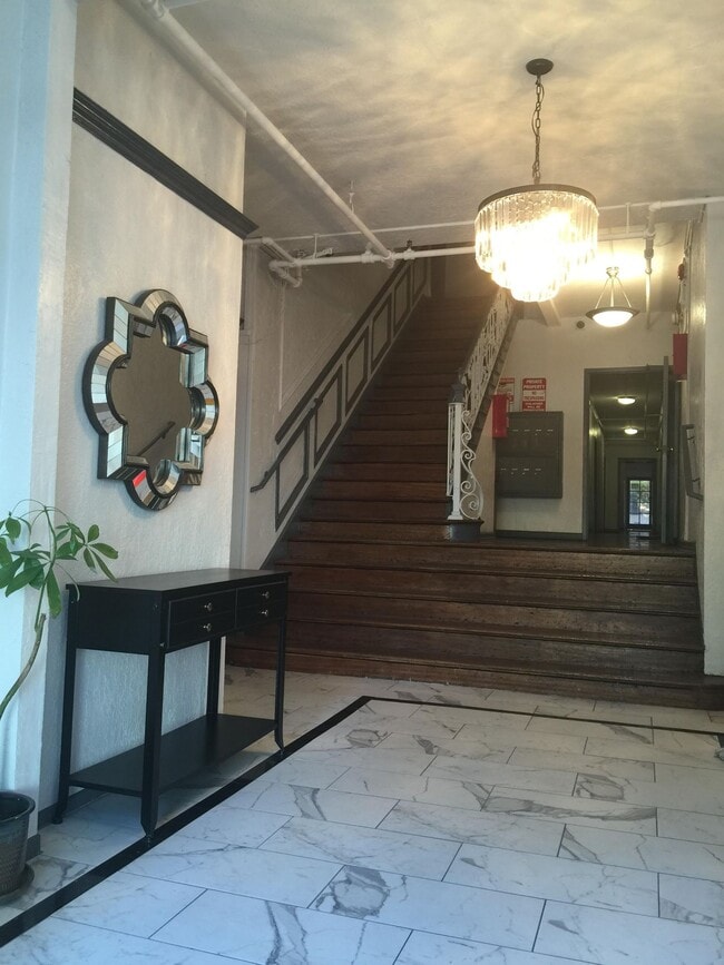 Foto del edificio - St. Andrews Manor Apartments...Charming Apartments...1920's Classic Brick..Newly Remodeled Building!