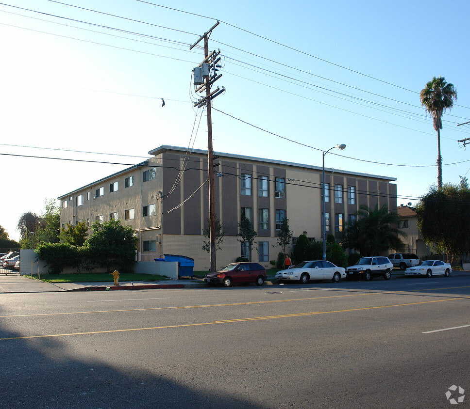 Primary Photo - 6660 Woodman Ave