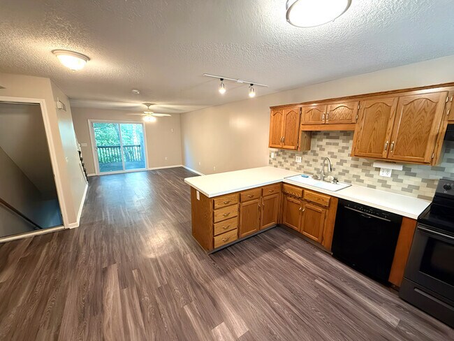 Foto del edificio - 2 Bed, 1.5 Bath Renovated Townhome!
