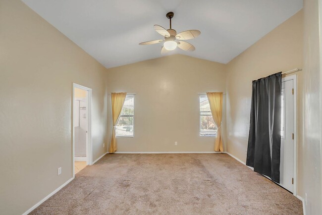 Foto del edificio - **Stunning 4-Bedroom, 3-Full Bath Home with Double Master Suites and Den