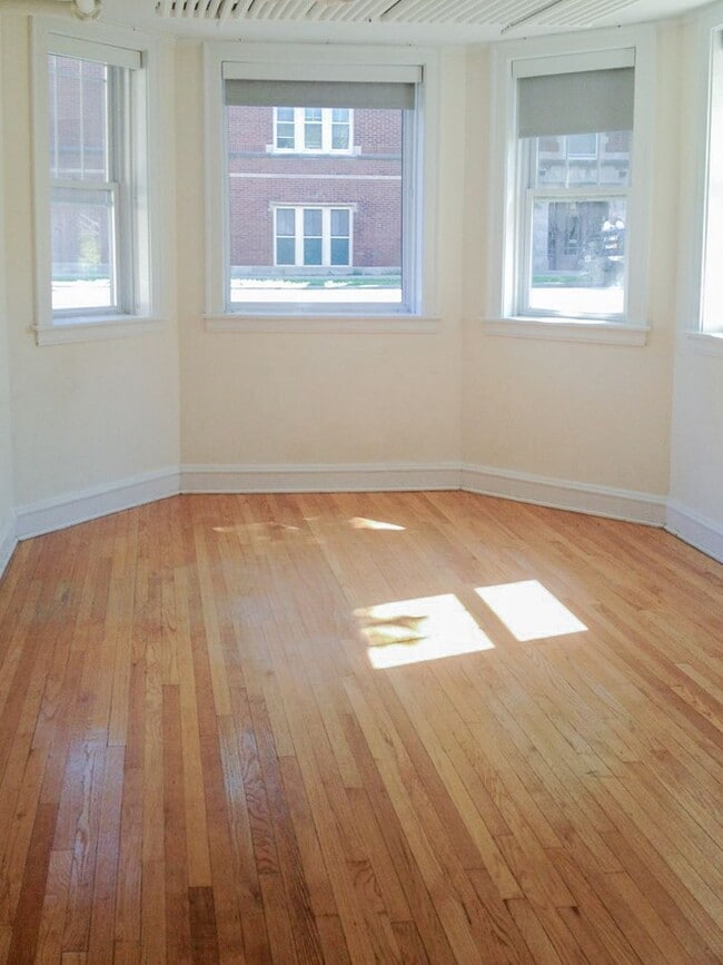 Building Photo - 2206 W Foster Ave