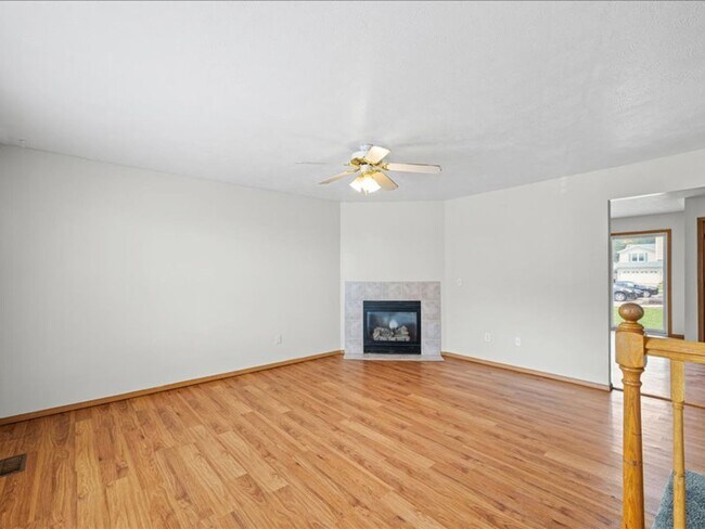 Foto del edificio - Affordable 3-Bedroom, 1.5-Bath Townhome in...