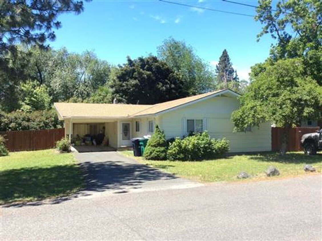 Foto principal - 3 Bed 1 Bath Home for Rent with Carport an...