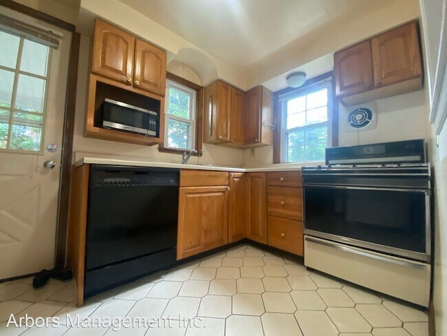 Building Photo - 3 br, 2 bath House - 873 Kennebec Street