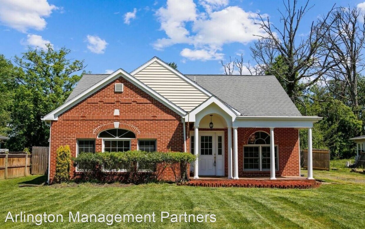 4 br, 2.5 bath House 2824 Woodlawn Trail House Rental in Alexandria