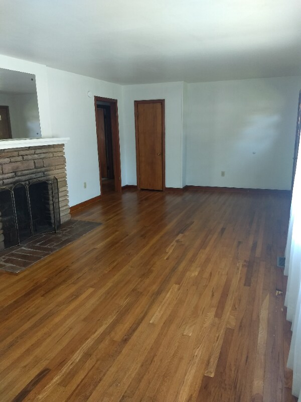 Building Photo - 401 Twin Oaks Dr