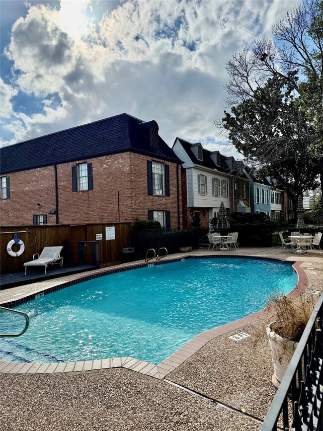 Building Photo - 425 N Post Oak Ln