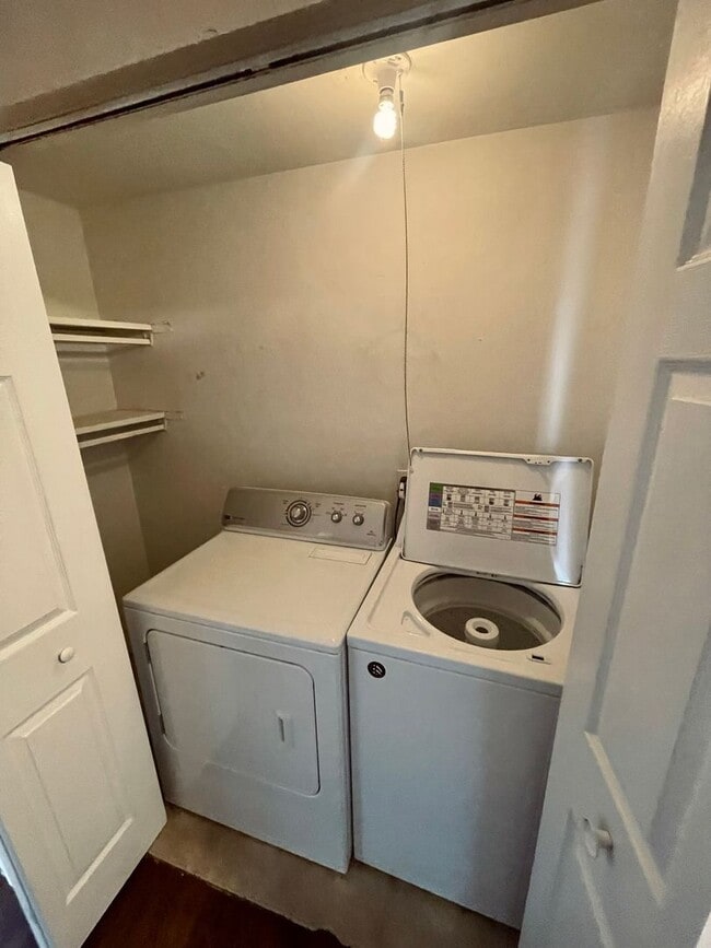 Building Photo - Renovated huge 2br/1ba in Shaw neighborhood,