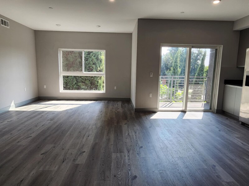 Foto principal - 7040 Woodman Ave