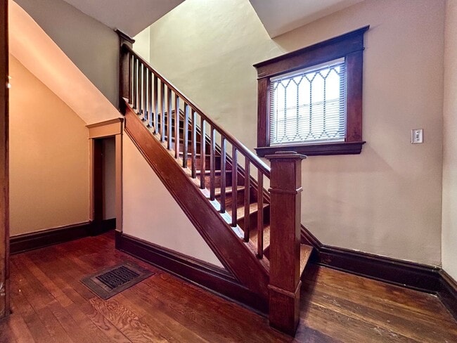 Building Photo - 2 Bedroom 2 Bath Home in Eastown!